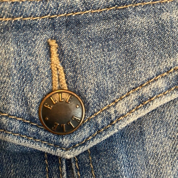 Women’s Elle denim shorts size 2 low rise medium washed distressed - Picture 6 of 9